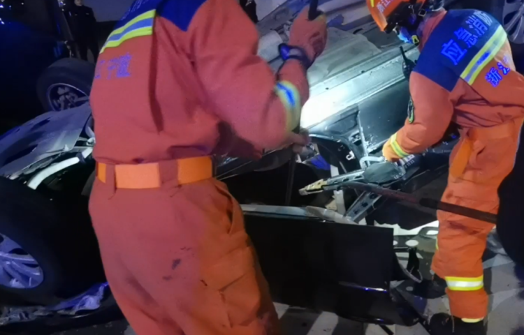 凌晨 轿车“飞”向护栏外 四脚朝天 司机被困……