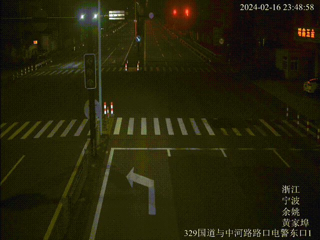 凌晨 轿车“飞”向护栏外 四脚朝天 司机被困……